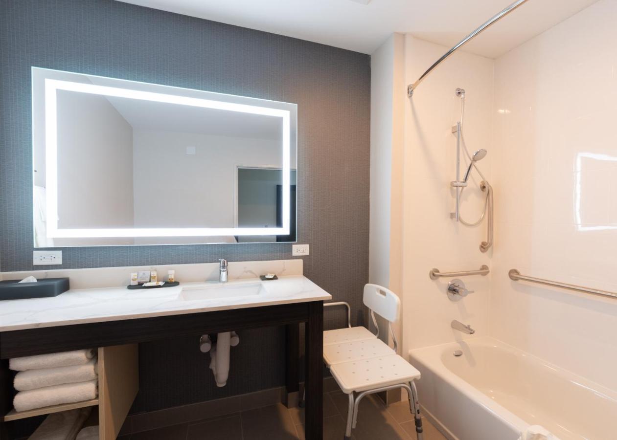 La Quinta Inn & Suites By Wyndham Shorewood Zewnętrze zdjęcie