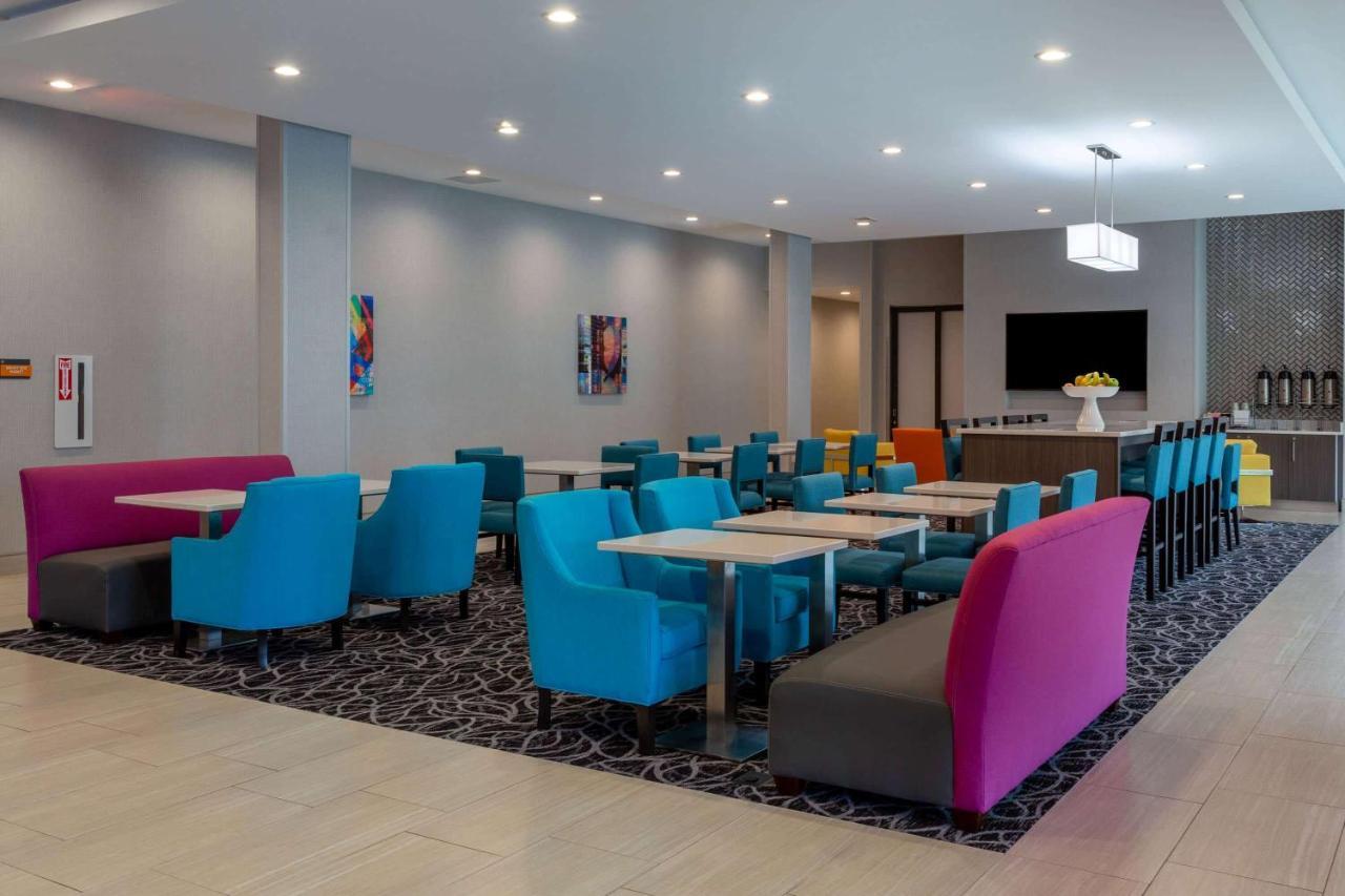 La Quinta Inn & Suites By Wyndham Shorewood Zewnętrze zdjęcie