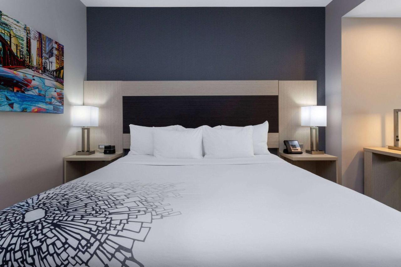 La Quinta Inn & Suites By Wyndham Shorewood Zewnętrze zdjęcie