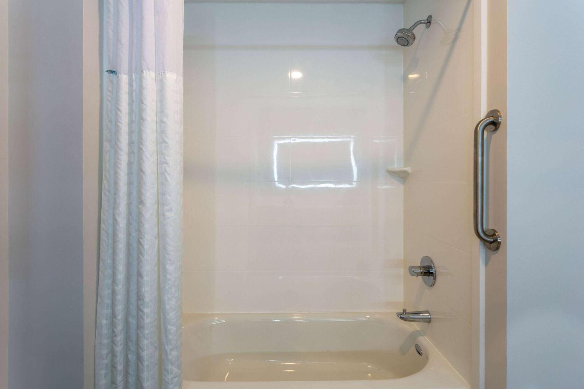 La Quinta Inn & Suites By Wyndham Shorewood Zewnętrze zdjęcie