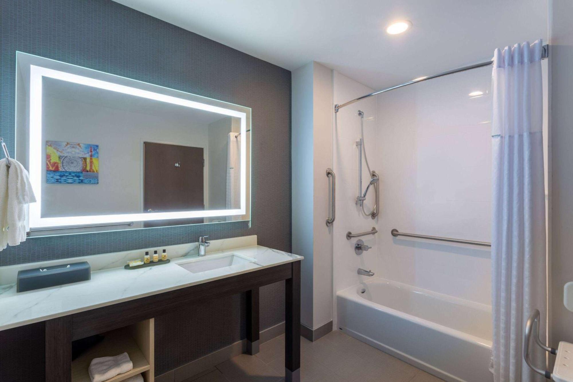 La Quinta Inn & Suites By Wyndham Shorewood Zewnętrze zdjęcie