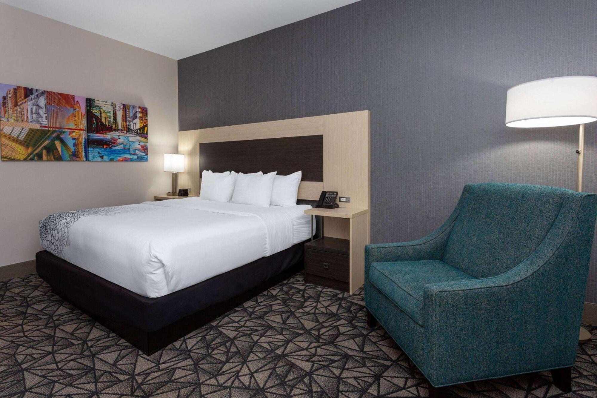 La Quinta Inn & Suites By Wyndham Shorewood Zewnętrze zdjęcie